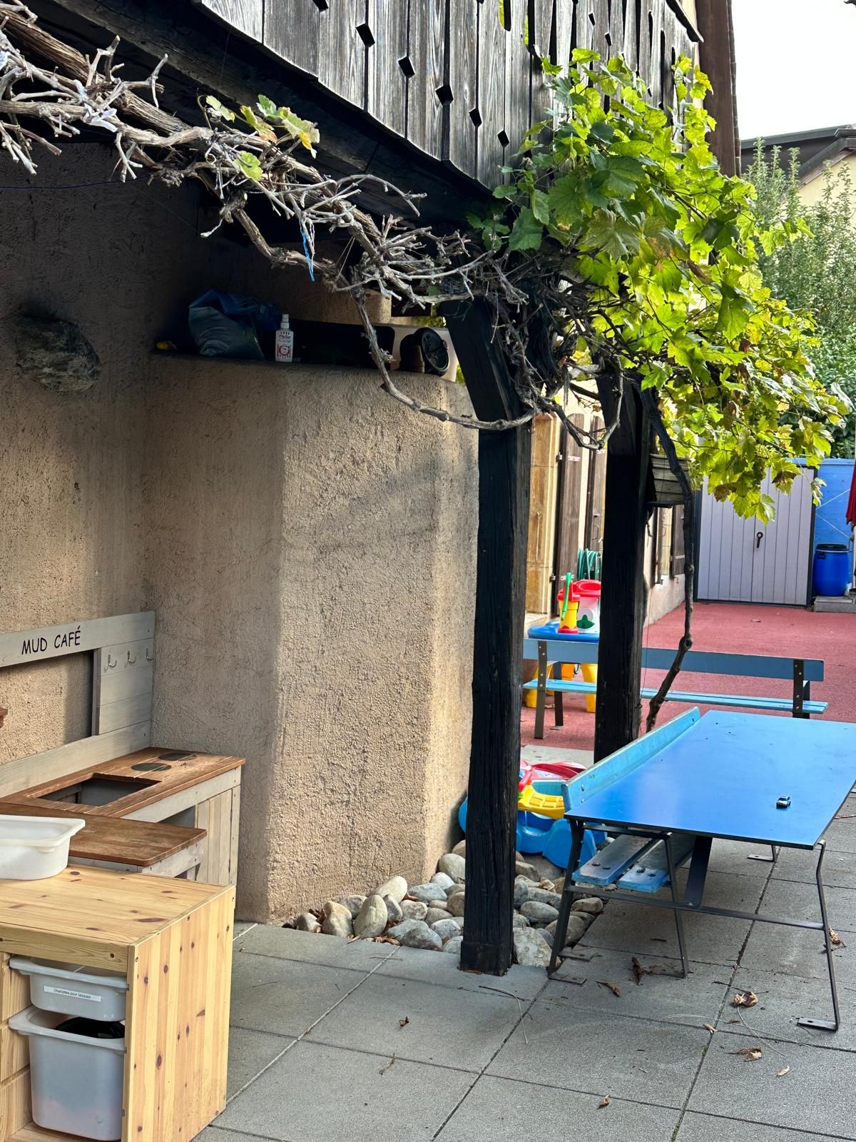 Jardin extérieur aménagé de la crèche à Bevaix