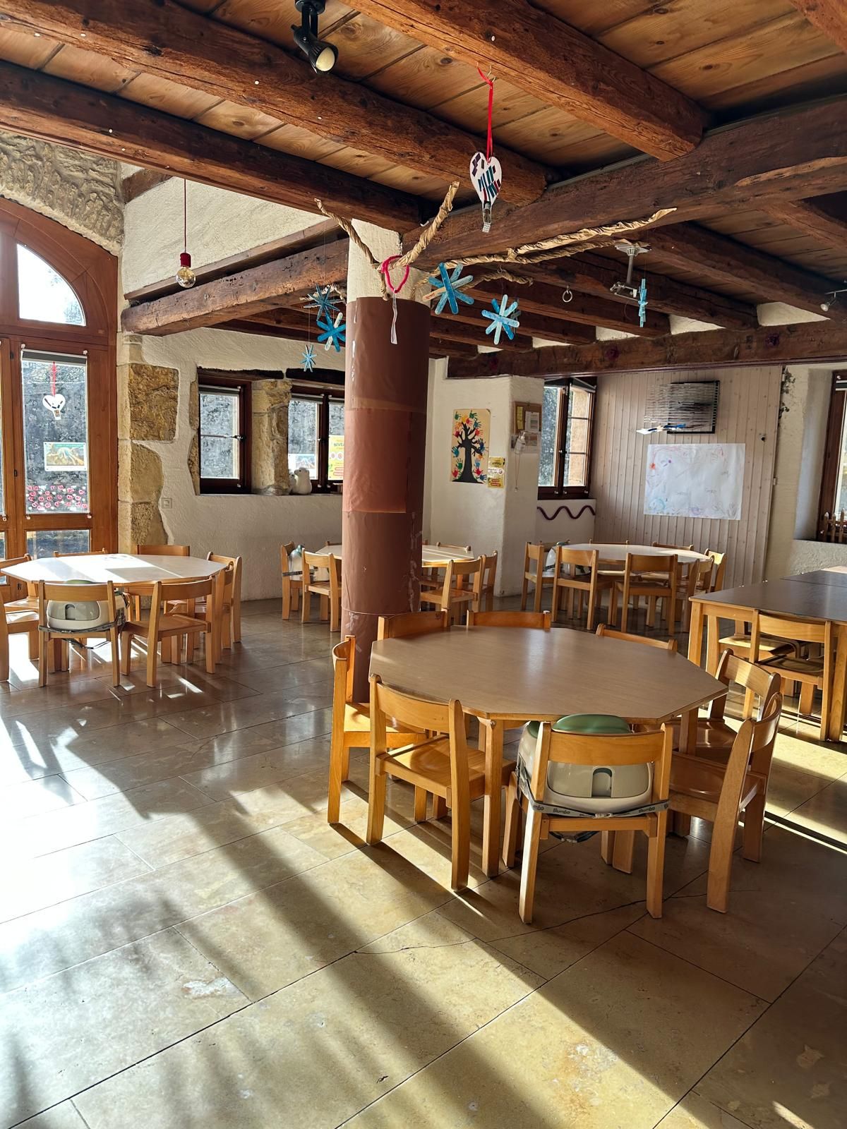 Espace repas des enfants à la crèche de Bevaix