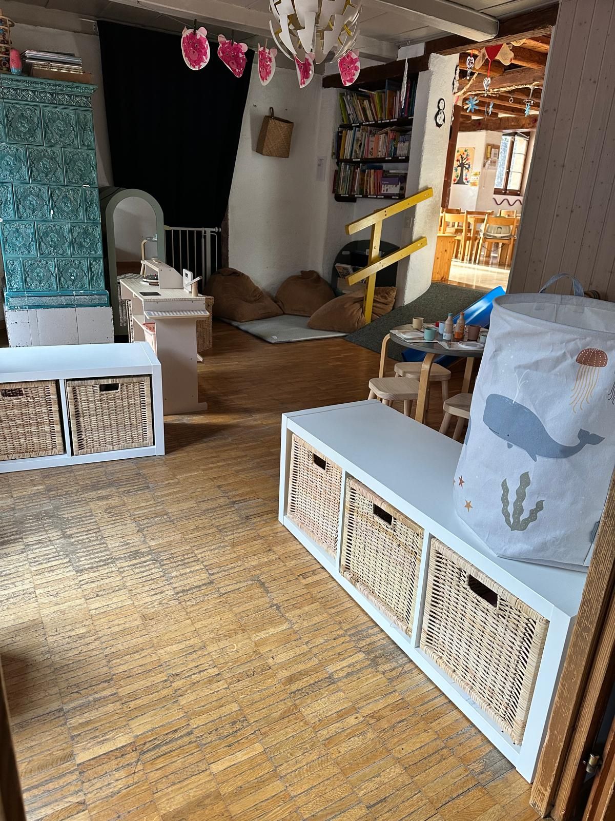 Salle de vie sous les poutres de la crèche de Bevaix
