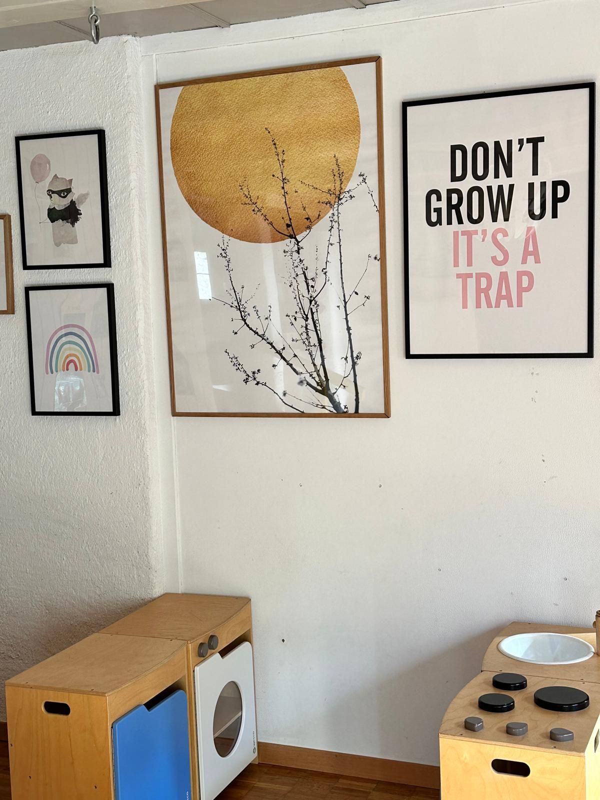 Salle de vie sous les poutres de la crèche de Bevaix